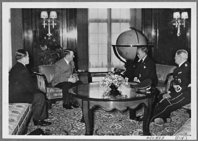 Adolf Hitler in conversation with Japanese diplomats in the chancelery